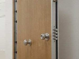 4 señales de que tu puerta necesita mantenimiento urgente antes de que se bloquee