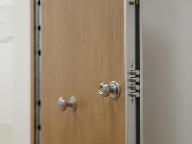 4 señales de que tu puerta necesita mantenimiento urgente antes de que se bloquee