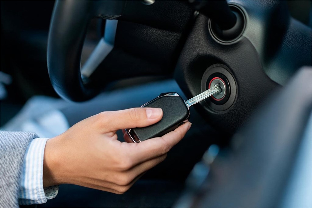 ¿Es mejor acudir al concesionario o a un cerrajero para hacer una llave de coche?