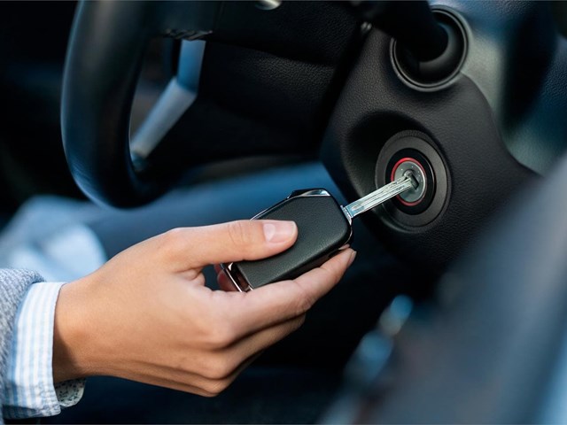 ¿Es mejor acudir al concesionario o a un cerrajero para hacer una llave de coche?